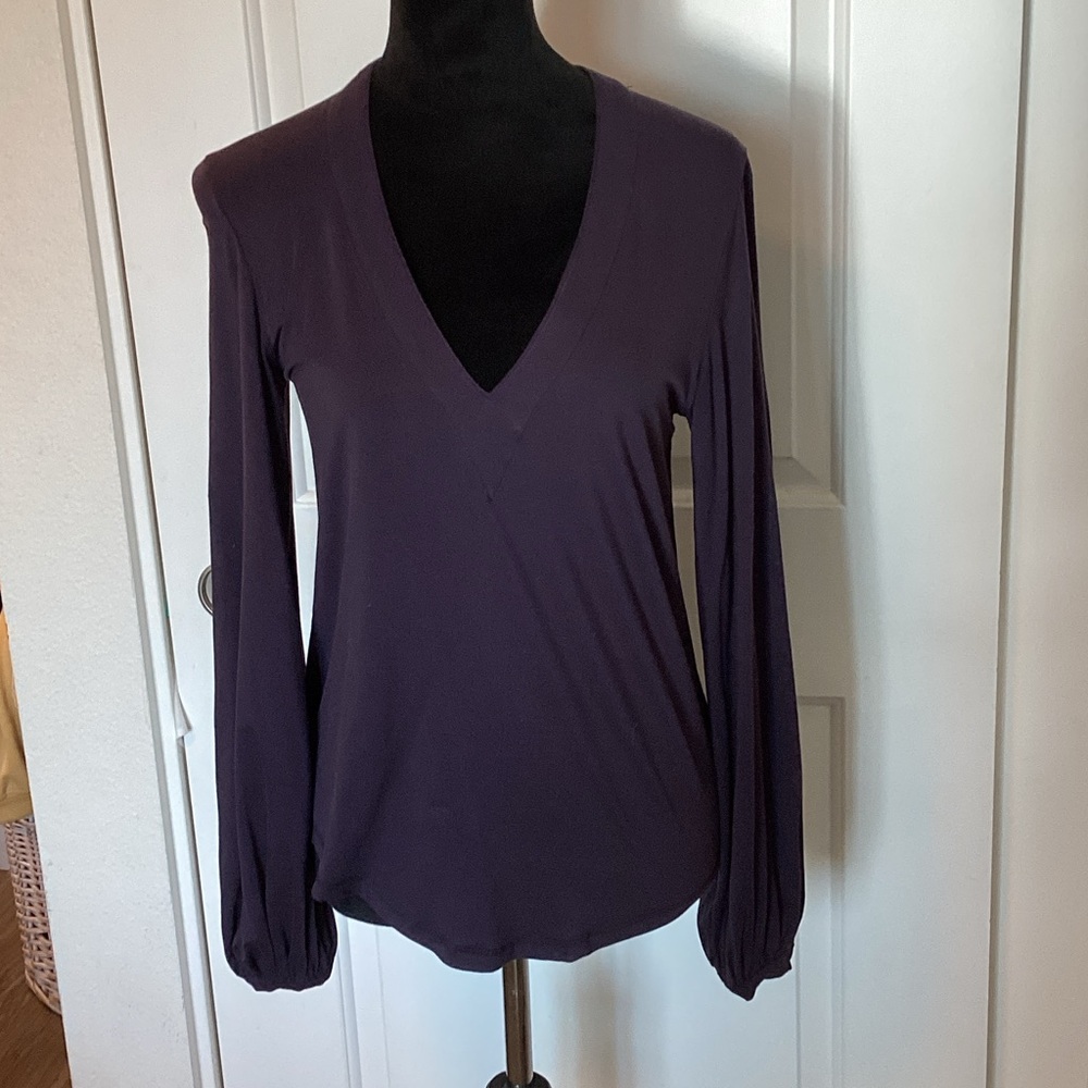 Lords of Harlech Chic V-Neck Women's Blouse in Plum XS NWT